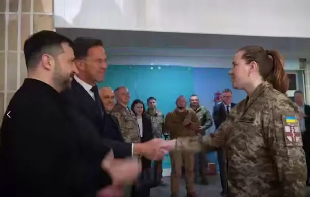 Украинский блогер назвал Зеленского наводчиком после его посещения госпиталя с военными в Одессе