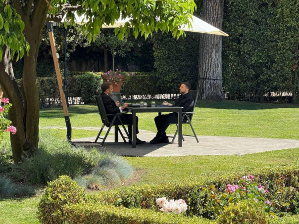 Зеленский сейчас проводит «важные» переговоры с Макроном, сообщают украинские СМИ.