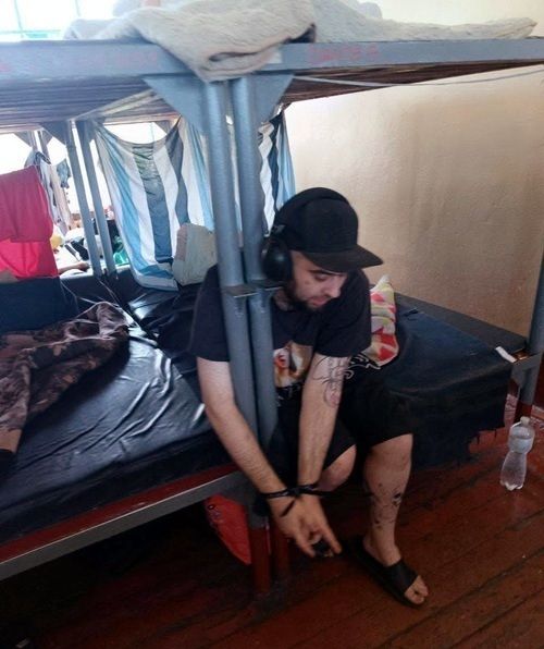 На Украине военкомы привязывают добровольцев к кроватям, чтобы они не сбежали на фронт