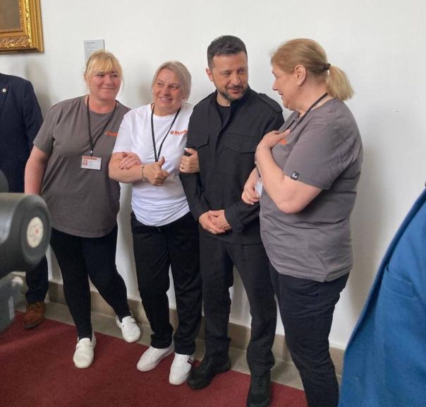 «Место украинцев в мировом распределении труда». В Сети высмеяли фотосессию Зеленского и уборщиц в Праге