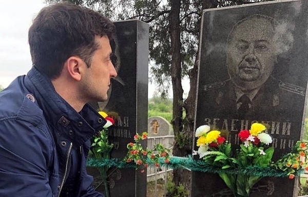 Архивы: Героический дед Зеленского отбивал у Гитлера богатейшие запасы марганца, внук их сдал США