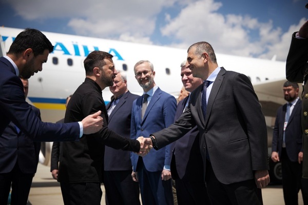 «Клоун навыступался». Зеленский улетел в Албанию, переговоры в Турции РФ и Украины стартуют 16 мая