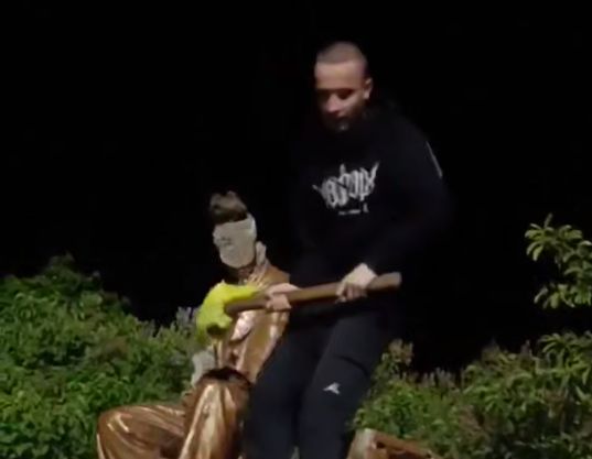 В Киеве националисты изуродовали памятник Ивану Мичурину.