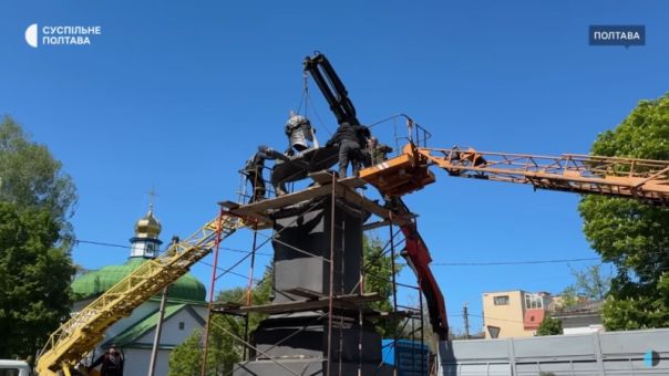 «Просто позор»: в Полтаве демонтировали монумент Петру I, а в Днепропетровской области декоммунизировали мемориал павшим воинам