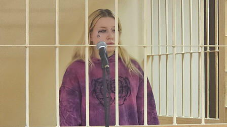 Блогершу арестовали на два месяца за надругательство над паспортом РФ