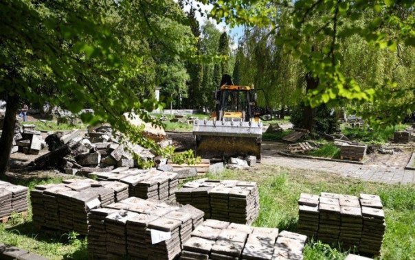 Во Львове начали выбрасывать из могил мемориала «Холм Славы» останки советских воинов