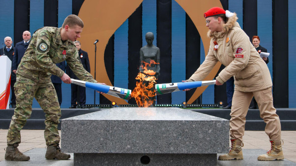 Вечный огонь зажгли на 80 мемориалах в рамках акции "Храним огонь Победы"