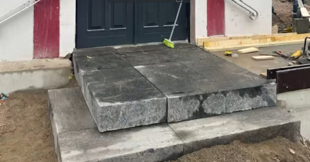 Чтобы топтаться на памяти борцов с нацизмом - в латвийском Огре ступени на входе в музей сделали из памятников советским воинам.