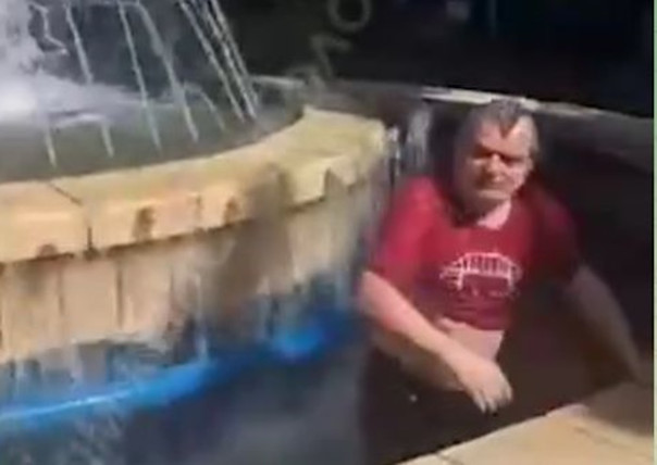 В Хайфе участники «Бессмертного полка» сбросили в фонтан проукраинского активиста