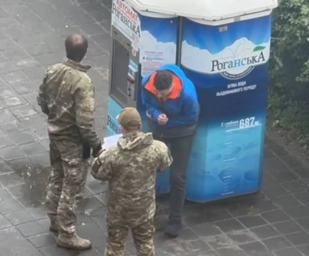 ТЦК-шника, избившего учителя, отстранили от службы.