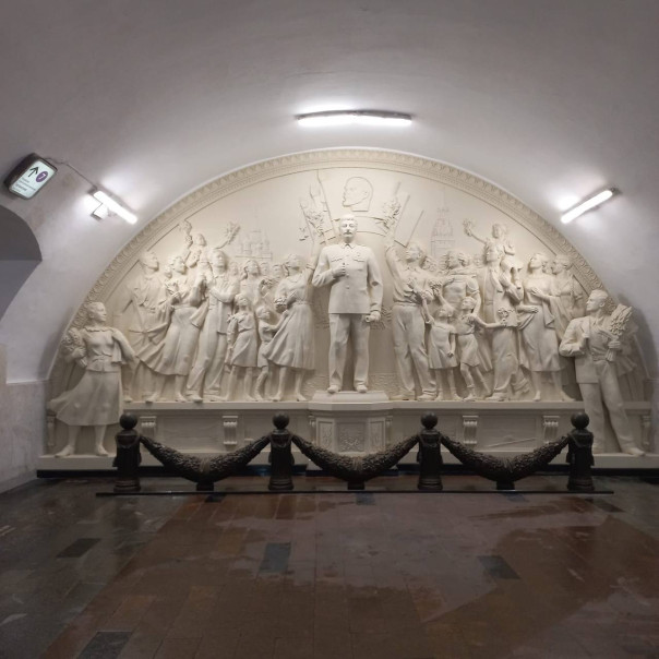 Барельеф с Иосифом Сталиным открыт в переходе станции «Таганская» в Москве к 90-летию метро.