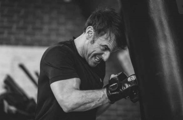 Во Франции рекламируют курсы самообороны после удара Макрона супругой