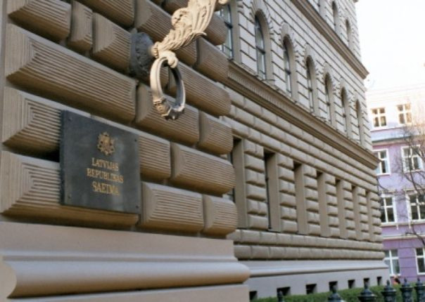 В Латвии депутатам запретили использовать русский язык даже в кулуарах парламента