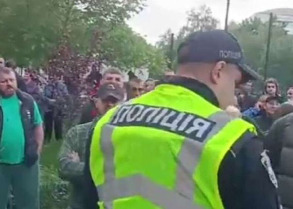 На Украине на патруль ТЦК напали 100 человек. Полиция спасла людоловов