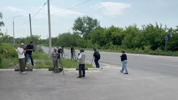 Иностранные журналисты осмотрели рефрижераторы с телами военных ВСУ