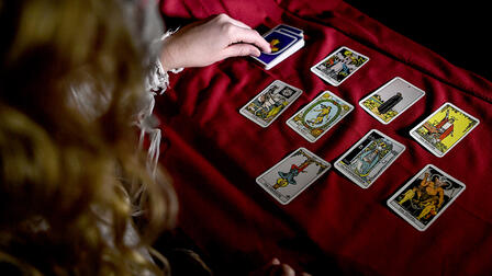 В России нашли управу на тарологов, астрологов и ведьм