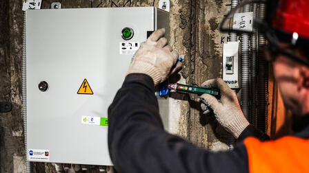 Сотни москвичей потеряли миллионы рублей из-за лжеэлектриков