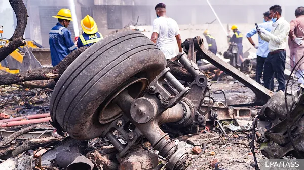 Появились кадры крушения Air India сразу после взлета