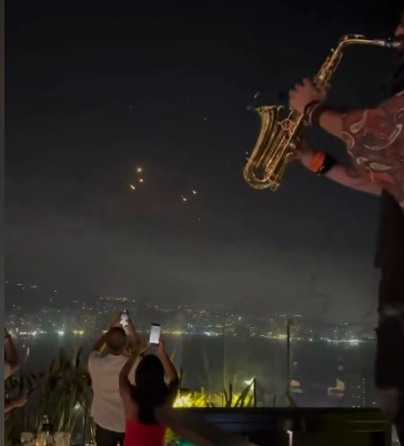 Ливанский саксофонист сыграл на фоне вспышек от ударов по Хайфе