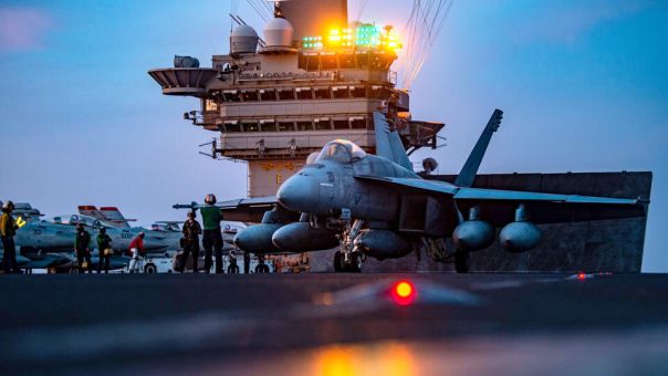 США перебрасывают дополнительные истребители на Ближний Восток | Все корабли ВМС США и союзников вышли в море с военно-морской базы в Бахрейне