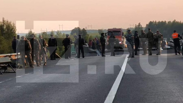 Автомобильный мост обрушился на пассажирский поезд в Брянской области. Что известно