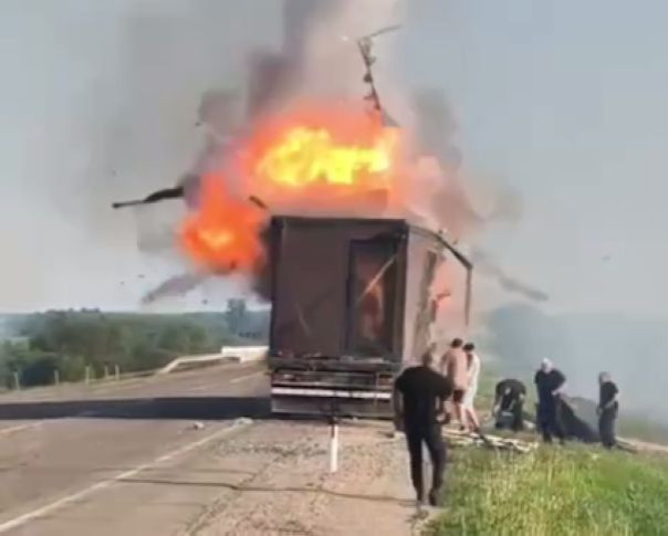 Рискуя собственною жизнью, простые мужики сбивали взлетающие дроны.