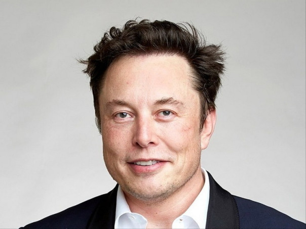 Отец Илона Маска прилетел в Москву
