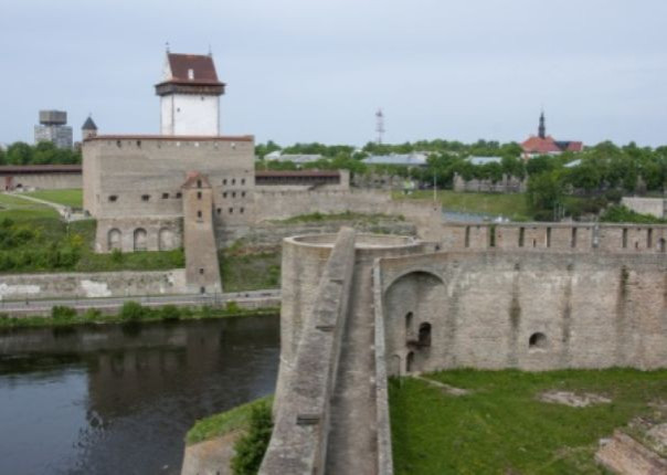 Эстонские пограничники оставили итальянца без носков с советской символикой