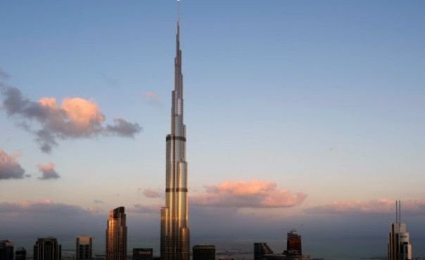 Самую высокую башню в мире подсветили цветами флага России