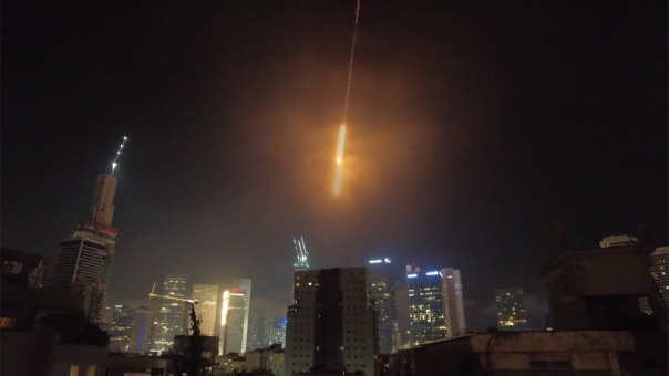 Огромный "кратер" после прилета иранской ракеты