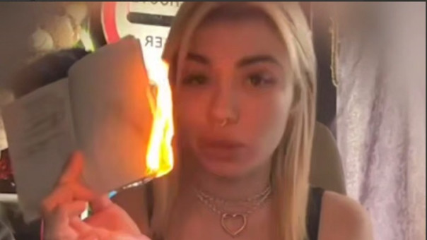 В Петербурге задержали блогершу, которая сожгла свой паспорт