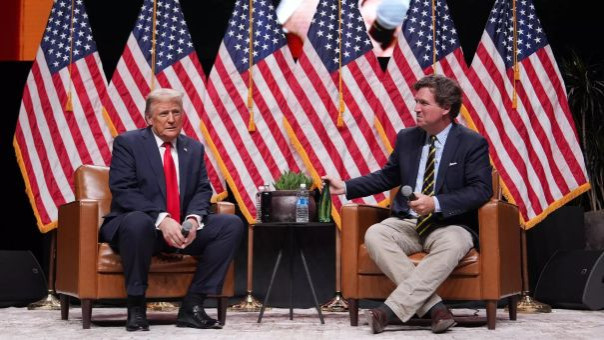 "Объясните чокнутому": Трамп грубо оскорбил Такера Карлсона