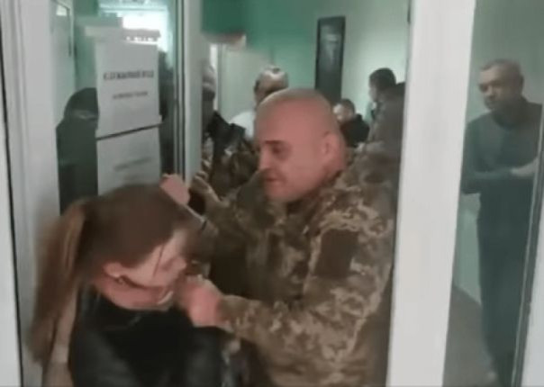 На Харьковщине военкомы сломали ногу адвокату отловленного для фронта мужчины, который выбросился из окна военкомата