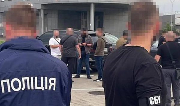 В Деснянском районе Киева силовики проводят облавы с перекрытием улиц