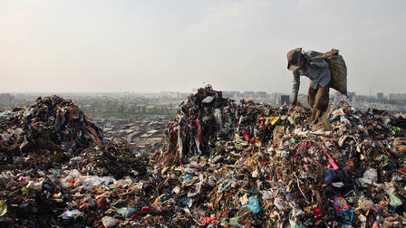 Оползни и человеческие жертвы: гора мусора в Индии доросла до 20 этажа