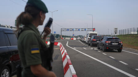 Мужчина пытался сбежать с Украины в женском парике и платье