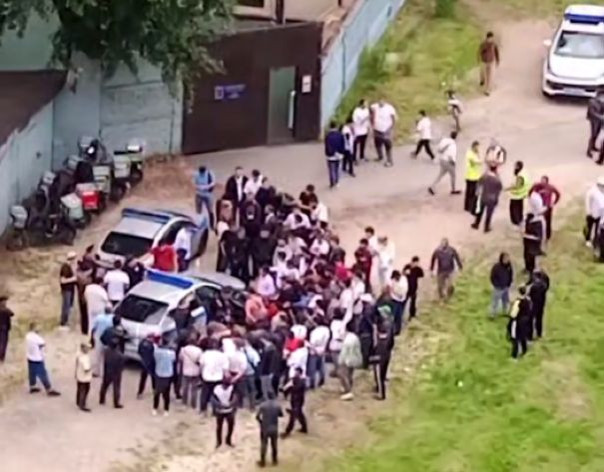 Силовики нагрянули в мигрантскую молельню в Москве — в прошлому году приезжие не давали детям играть в футбол