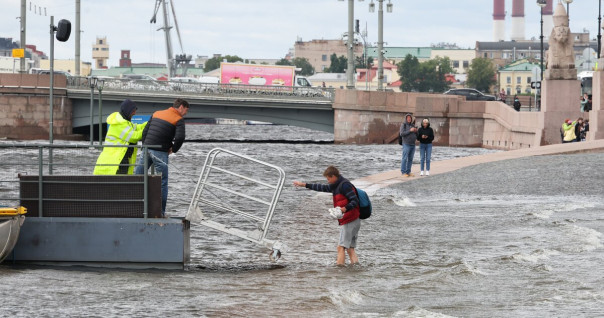 Волны захлестывают набережные в центре Петербурга