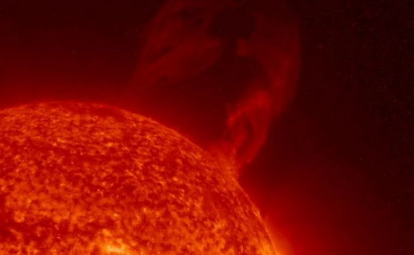 Солнце выбросило новый крупный протуберанец