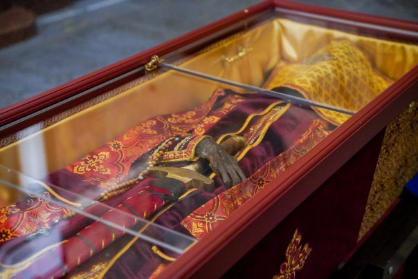 «Киноделы «Мумии» предлагают похоронить Ленина, но умалчивают о тысячах останках в храмах и монастырях России».