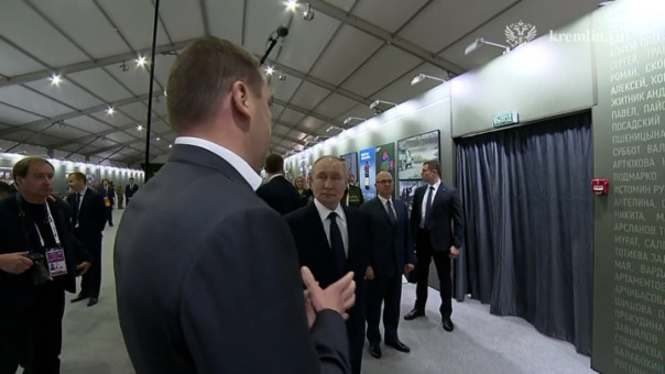 Путин посетил выставку "Все для Победы!"