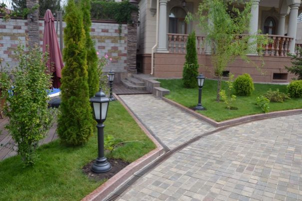 Благоустройство двора частного дома: гармония и функциональность пространства