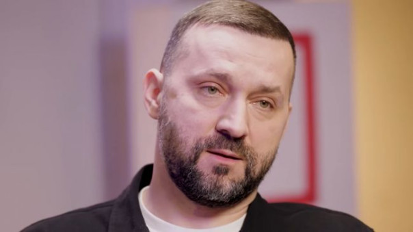 Как мы жили: сбежавший из России комик готовится работать курьером в Европе