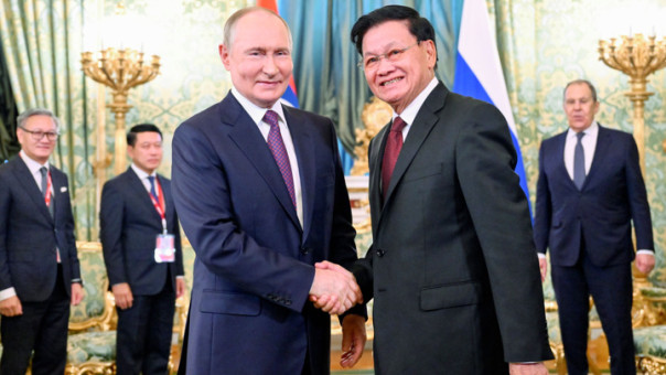 Президент Лаоса Сисулит подарит Путину двух слонов