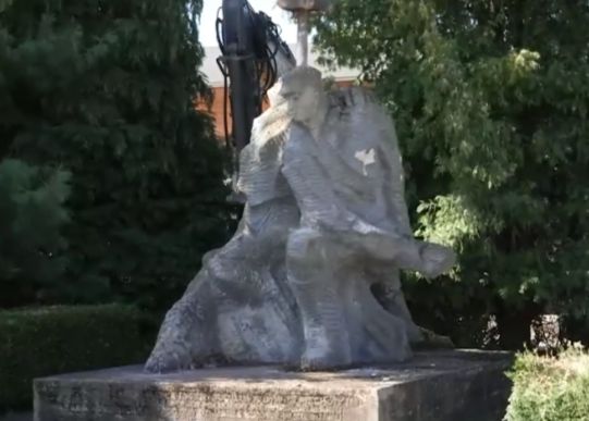 В Польше варварски свалили экскаватором памятник польско-советскому братству по оружию (видео)