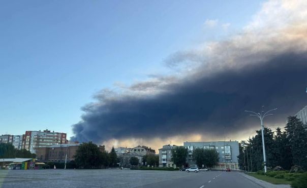 В Кременчуге после прилёта горит азербайджанская низкосернистая Azeri Light на местном НПЗ.