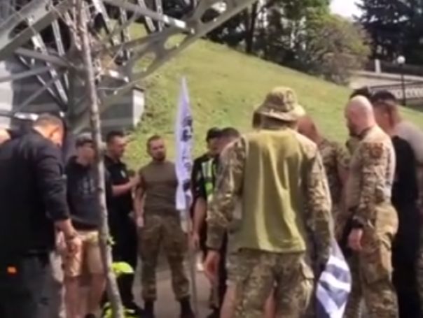 В Киеве Капустин из РДК* и украинские солдаты устроили «битву за звание главного п***ра»