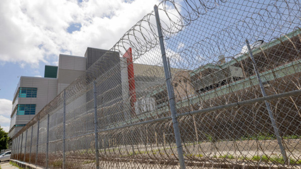 Бортпроводник получил 18 лет тюрьмы за подглядывание за детьми в туалете