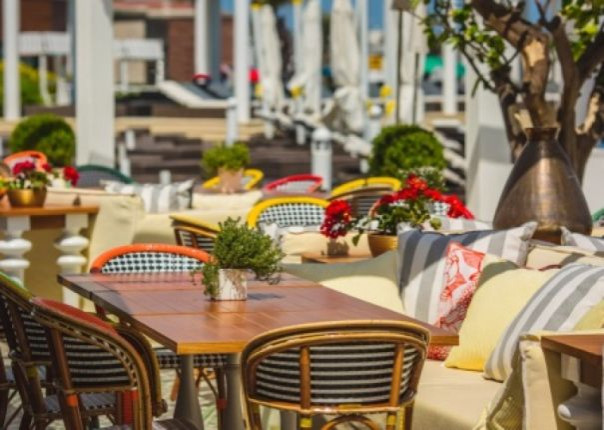 "Ничего не боясь". На Днепропетровщине судья долларовую взятку просто положил в пакет с яблоками