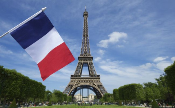 Во Франции лишат вида на жительство прикурившего сигарету от Вечного огня